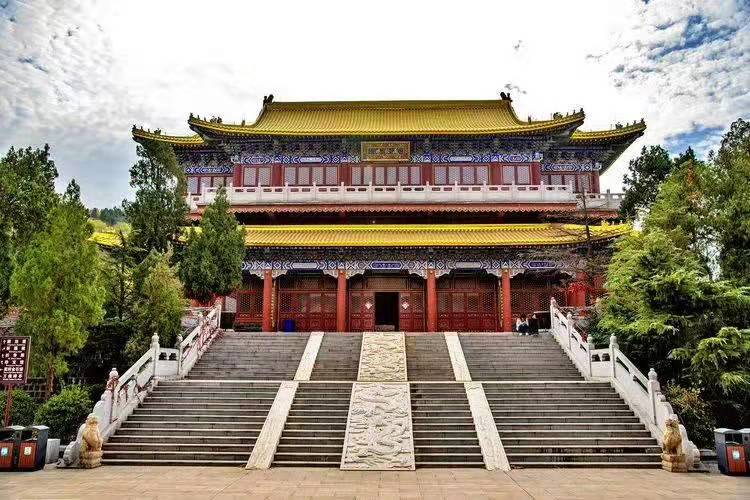 仿古金屬瓦是一種具有古典美感的建筑材料